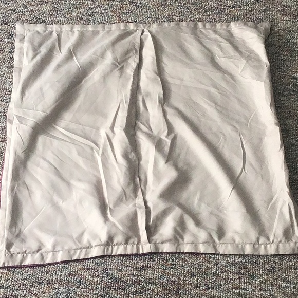 EUC Shantung poly xl pillow case - Picture 4 of 7